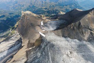 Le col de Tsanfleuron relie le glacier du Scex Rouge qui descend sur le versant vaudois du massif des Diablerets et le glacier de Tsanfleuron essentiellement situé sur le territoire de la commune valaisanne de Savièse.